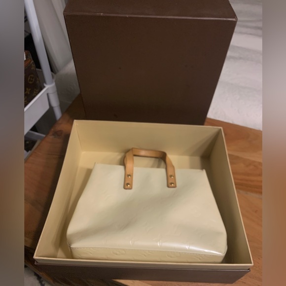 ❌Sold❌ Authentic Louis Vuitton Reade PM in white vernis leather - Picture 11 of 13
